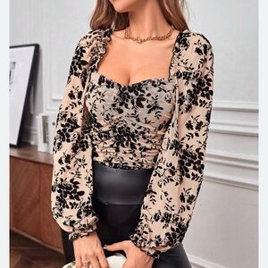 SHEIN Privé Floral Print Sweetheart Neck Lantern Sleeve Ruched Front Crop Tee